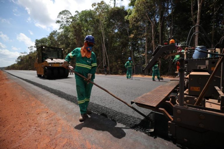 Governo conclui asfaltamento em 50 quilômetro da nova AM-010 Governo conclui asfaltamento em 50 quilômetro da nova AM-010