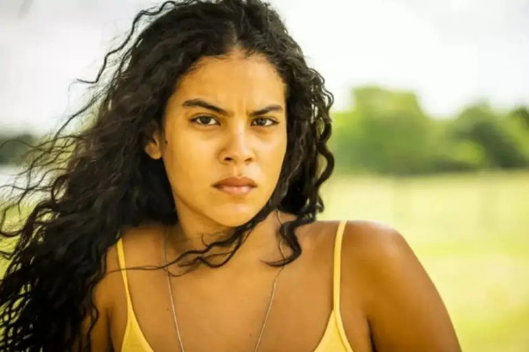 Atriz de "Pantanal" revela que foi mordida na perna por jacaré