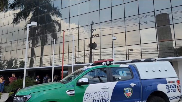 Homem em surto ataca colega de trabalho com faca em faculdade na Chapada