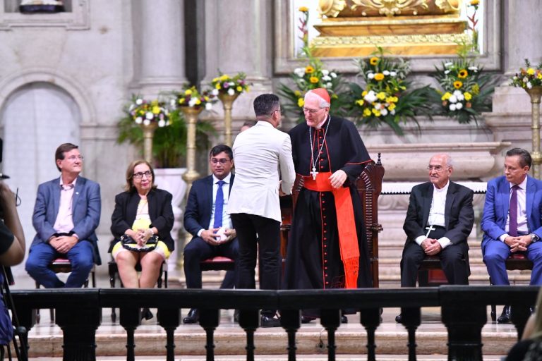 Autoridades participam da acolhida do cardeal Leonardo