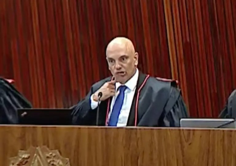 Bolsonaro pede afastamento de Moraes de ação sobre lives no TSE