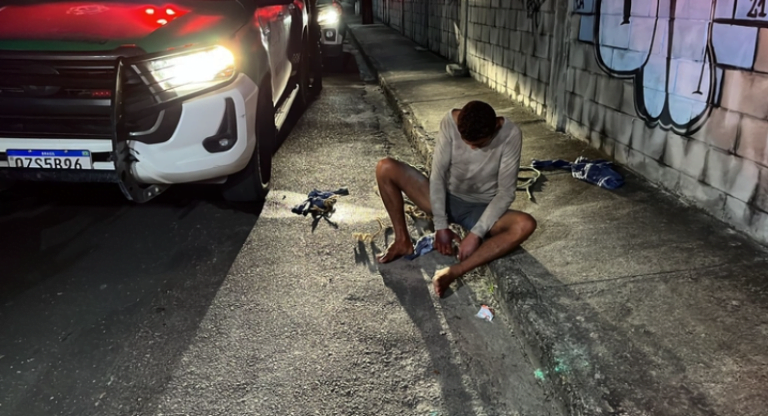 Homem escapa da morte no “tribunal do crime” após arma falhar
