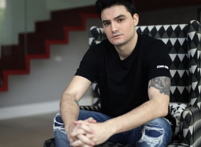 Felipe Neto completa álbum de figurinhas da Copa do Mundo