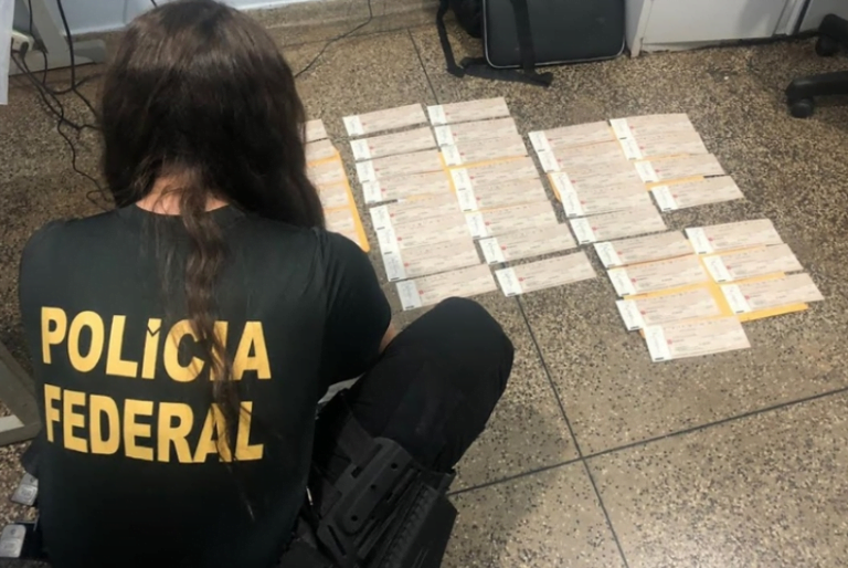 PF aprende cheques com equipe de candidato ao governo do AM