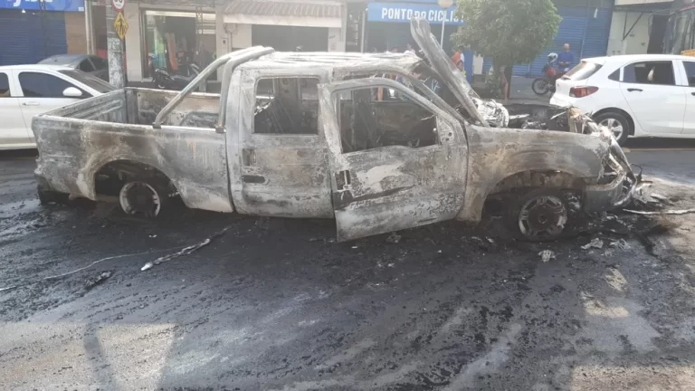 Veículos pegam fogo após carro arrastar moto por 15 metros