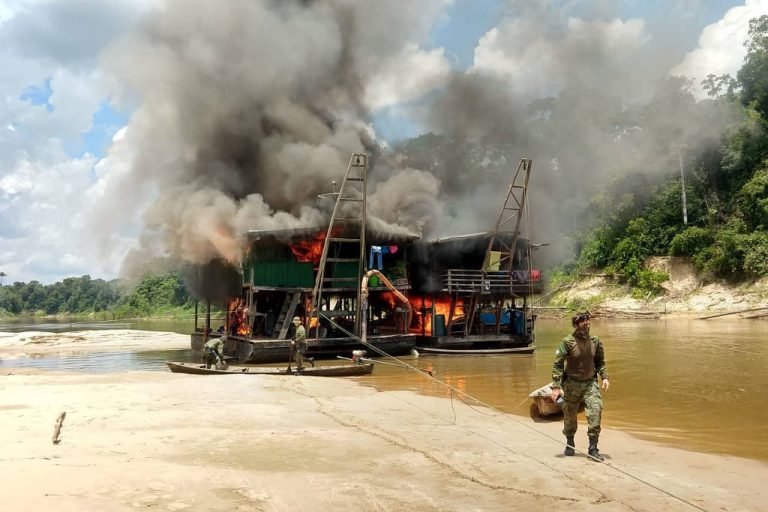 PF faz operação no rio Madeira para destruir balsas do garimpo ilegal