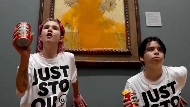 Em protesto contra projetos de extração de petróleo e gás pelo governo britânico, ativistas ambientais jogaram sopa de tomate na famosa pintura "Girassóis", de Vincent van Gogh, na Galeria Nacional de Londres