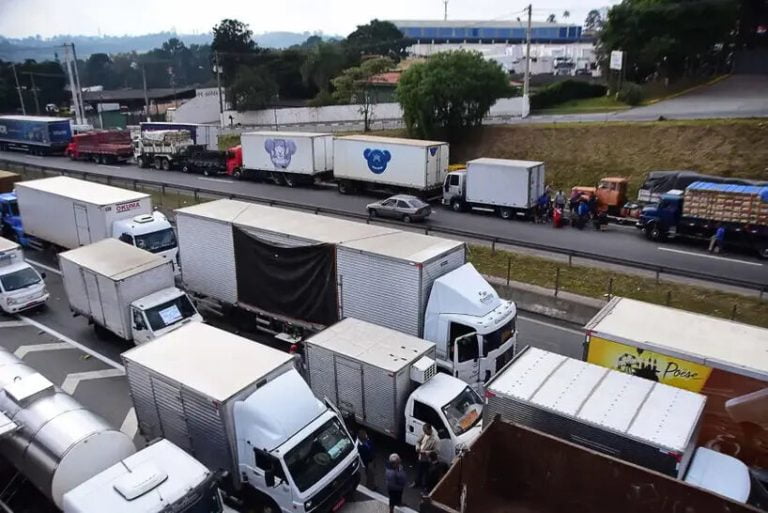 Os pagamentos das quintas e sextas parcelas do auxílio para caminhoneiros e taxistas foram adiantados para os dias 19 de novembro e 10 de dezembro, respectivamente