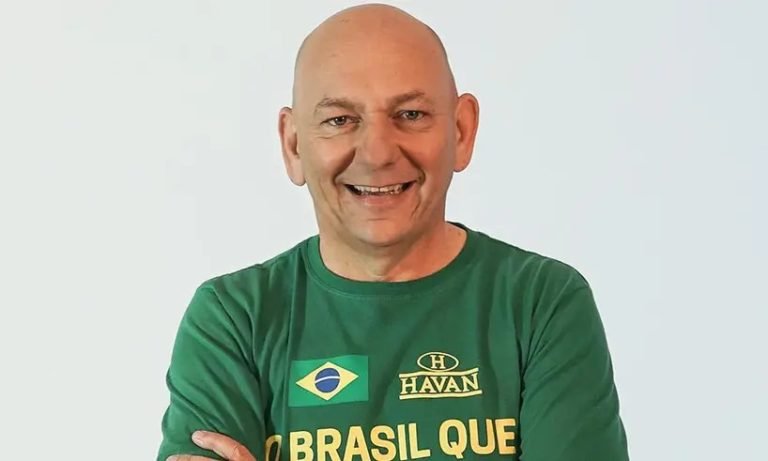 A campanha do candidato do PT ao governo de Santa Catarina, Décio Lima, divulgou um áudio de 2018 em que o empresário Luciano Hang, dono das lojas Havan, pede para que o então secretário da Fazenda do estado, Paulo Eli, atrase o salário ou "demita metade" dos professores catarinenses