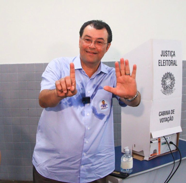 Eduardo Braga vota na zona Oeste de Manaus