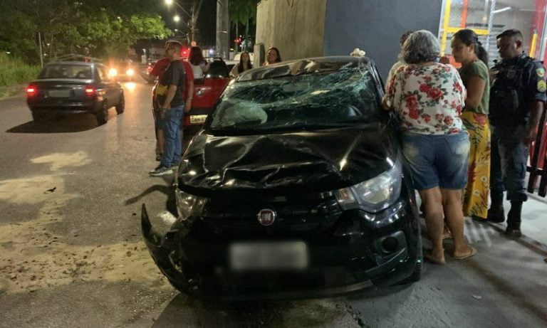 Após colisão, carro capota e deixa motorista ferido