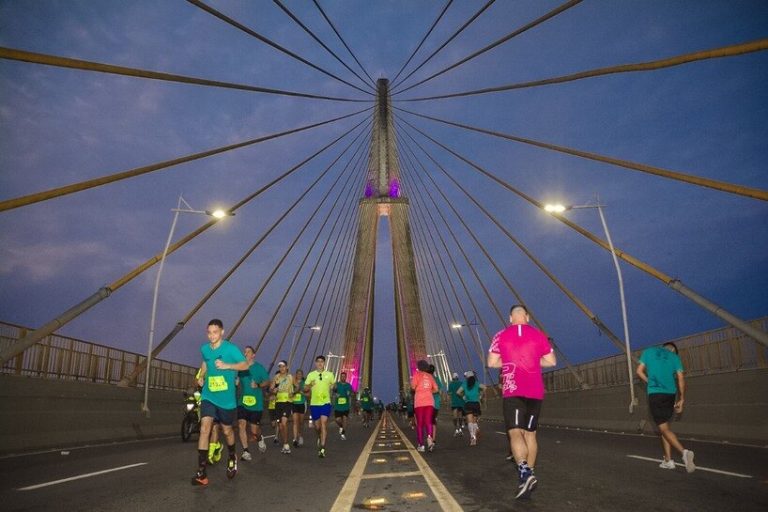 O segundo dia da Maratona Internacional de Manaus, realizada na manhã deste domingo (23), reuniu mais de cinco mil participantes no complexo turístico Ponta Negra, zona Oeste