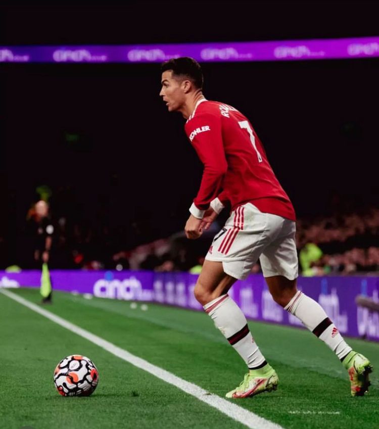 Após punição, Cristiano Ronaldo volta a treinar no Manchester United Após punição, Cristiano Ronaldo volta a treinar no Manchester United