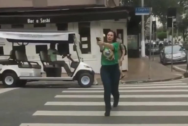 Segurança de Carla Zambelli é libertado; deputada diz que votará armada