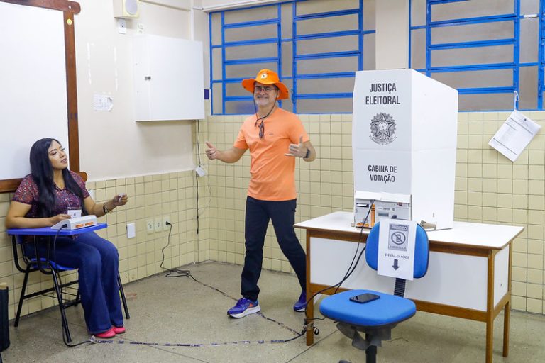 David Almeida faz discurso conciliador ao votar no Morro