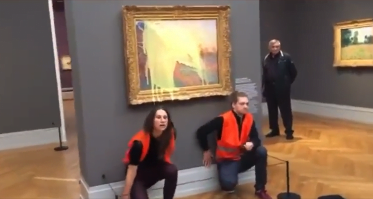 Ativistas jogam purê de batata em quadro de Monet Ativistas jogam purê de batata em quadro de Monet