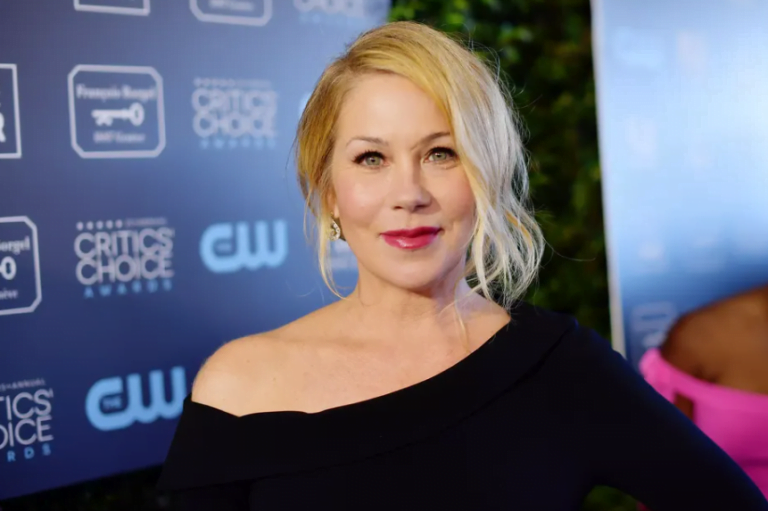 Christina Applegate ressurge após diagnóstico de doença