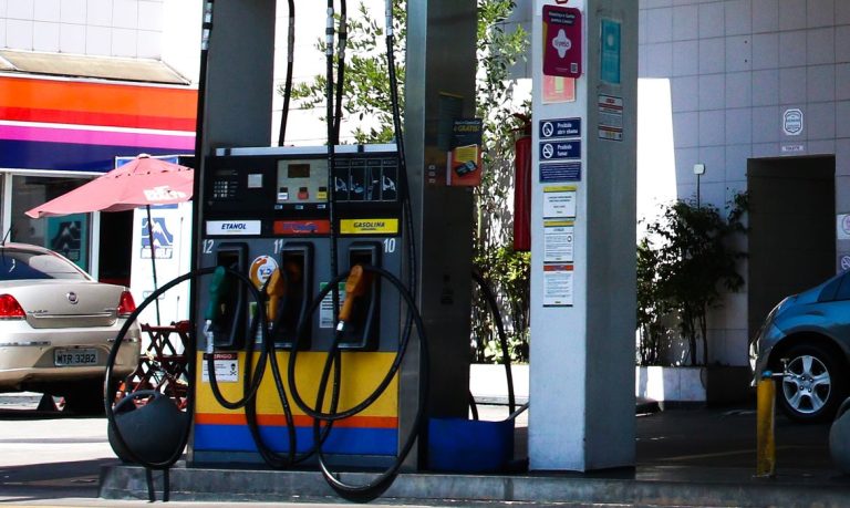Preço da gasolina volta a subir após 15 semanas de queda
