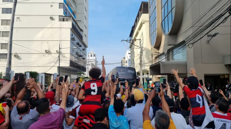 Flamengo desembarca no Equador com festa da torcida