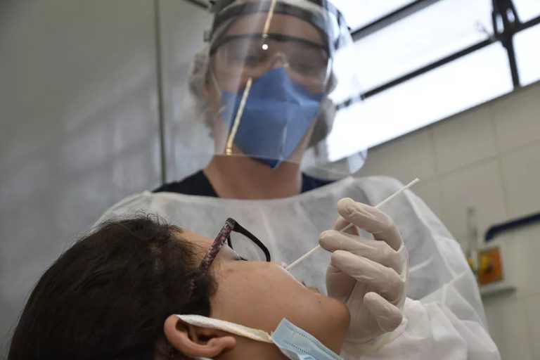 Amazonas registra alta de 190% em casos de Covid em só uma semana