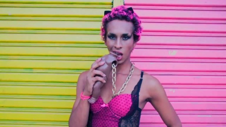 Linn da Quebrada recebe prêmio de Mulher do Ano