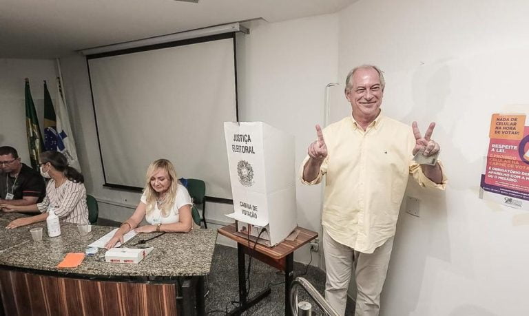 Ciro Gomes vota e diz que "pretende parar" após eleição