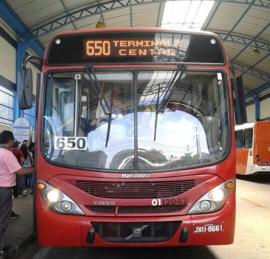 Criminosos assaltam ônibus e atacam passageiro com terçado