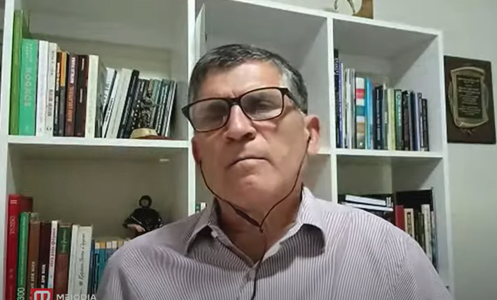 "População em frente de quartel não faz sentido", diz Gen. Santos Cruz