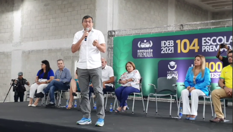 Wilson Lima anuncia 14º salário para profissionais de ensino para dia 28