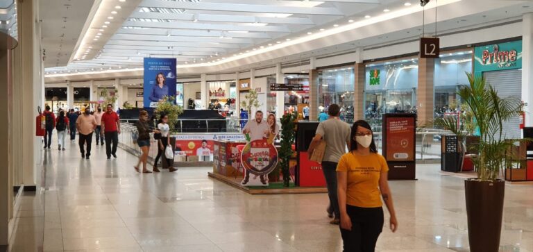 Pessoas caminham pelos corredores do Amazonas Shopping
