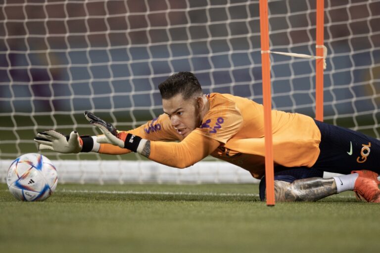 Ederson faz defesa em treinamento da seleção