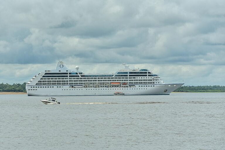 Navio Insígnia fundeado no rio Negro