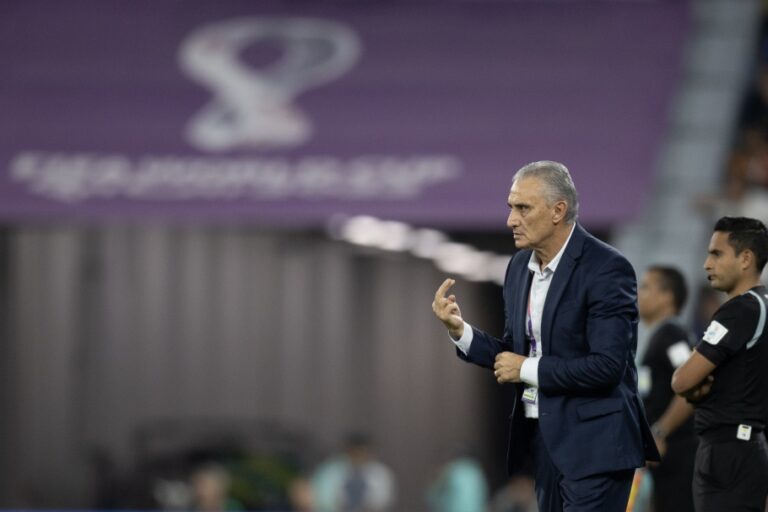 Técnico Tite elogia elenco da seleção a beira do campo