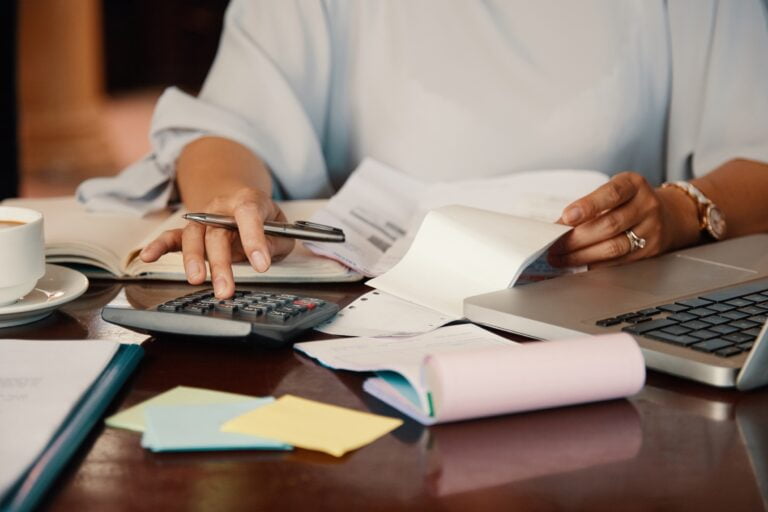 Pesquisa informa que gastos dos brasileiros serão com dívidas como seguros, matrículas de escolas e impostos