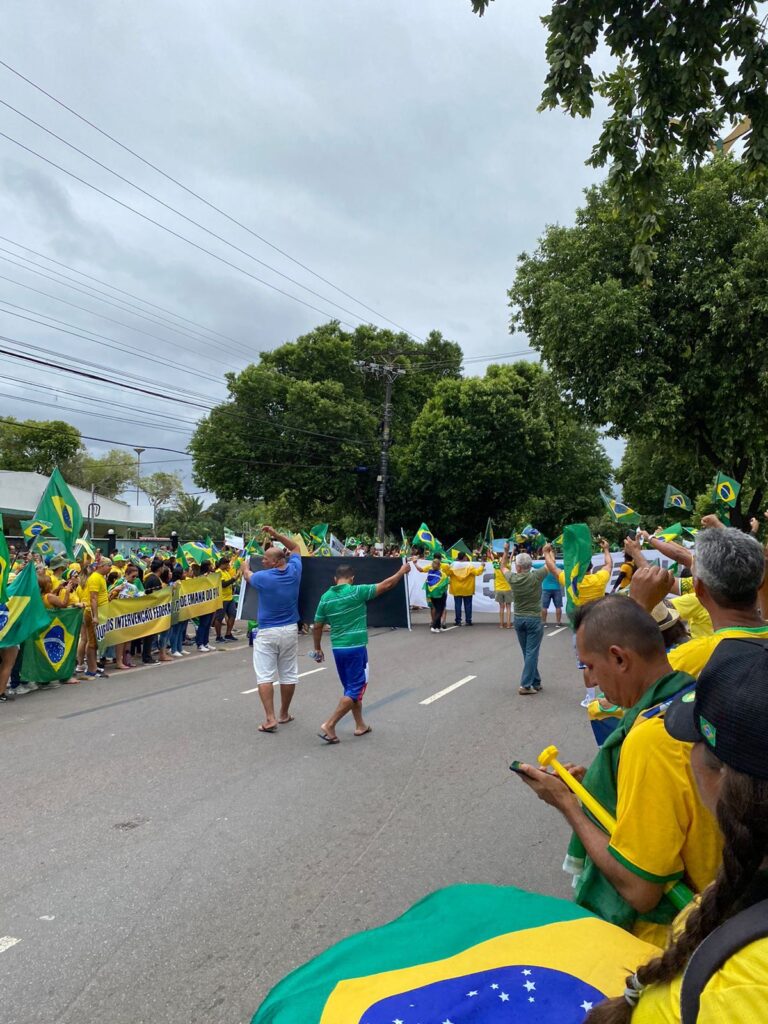 Apoiadores de Bolsonaro seguem com protesto em frente ao CMA