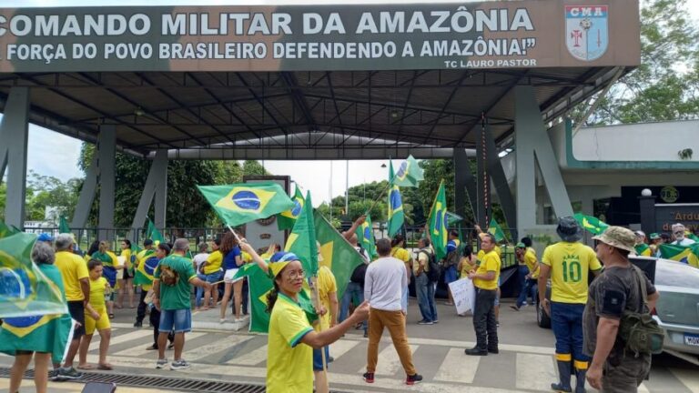 SSP e Conselho Tutelar negociam com manifestantes em frente ao CMA