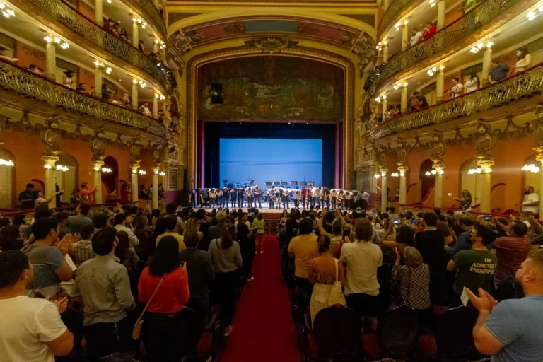 Teatro Amazonas recebe concerto de pianista francês e encontro de tenores