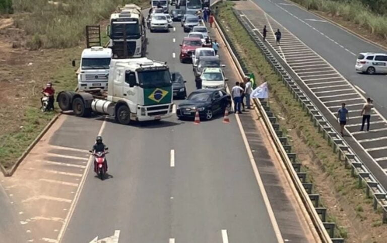PRF informa 235 pontos de interdição em estradas no país