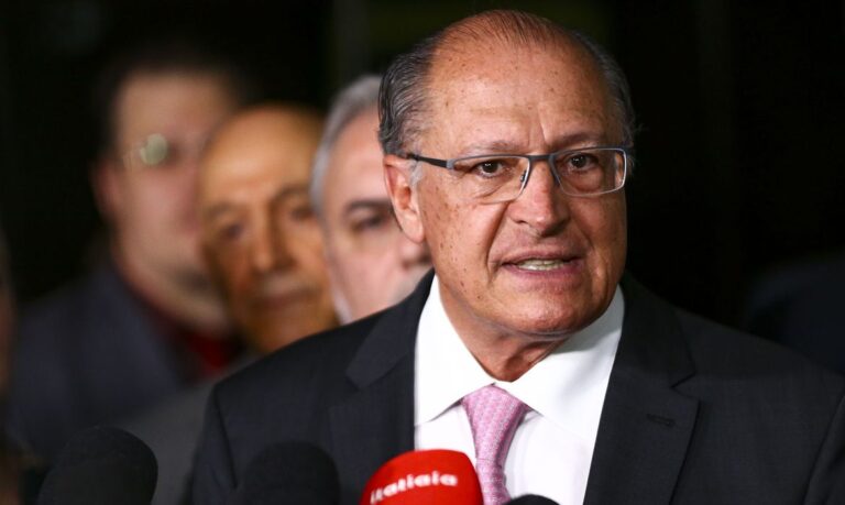 Alckmin anuncia Mantega e irmã de Marielle na equipe de transição