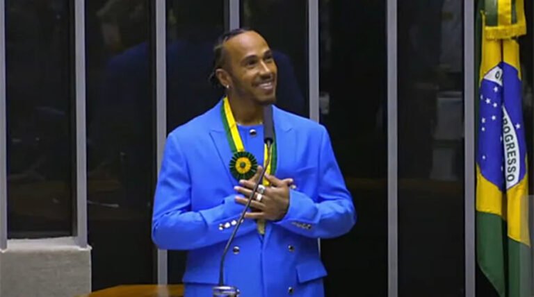 Campeão de F1 Lewis Hamilton recebe título de cidadão brasileiro