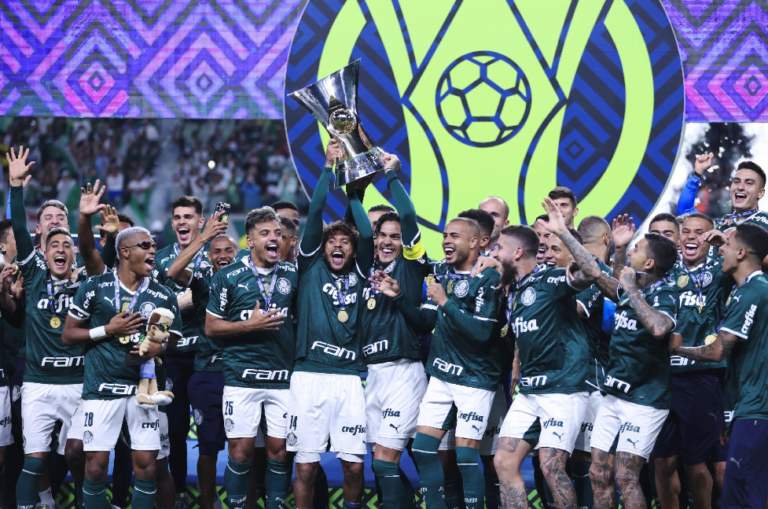Após vitória de virada, Palmeiras ergue a taça do Brasileirão 2022