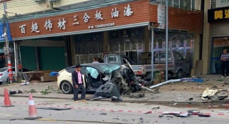 Carro Tesla perde controle e causa acidente grave na China