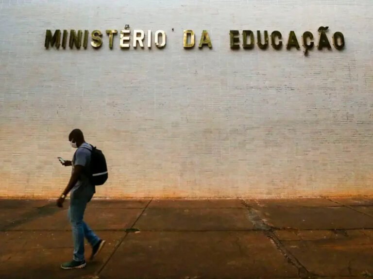Governo recua e desbloqueia verba de universidades federais