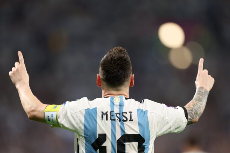 Argentina bate Austrália por 2 a 0 e avança na Copa do Mundo