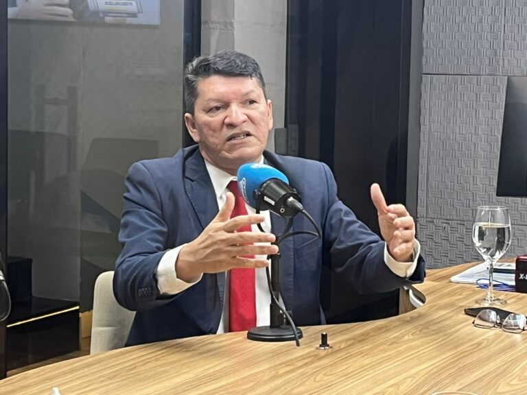 Carlos Santiago: "Intervenção militar no Brasil seria o caos, e não tem respaldo"