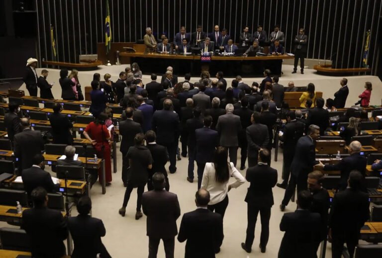 Aumento de salário para parlamentares e presidente é promulgado