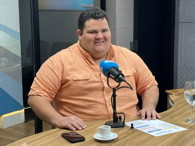 Renato Jr.: "Vamos alterar o Asfaltômetro porque a Águas de Manaus rasga tudo"