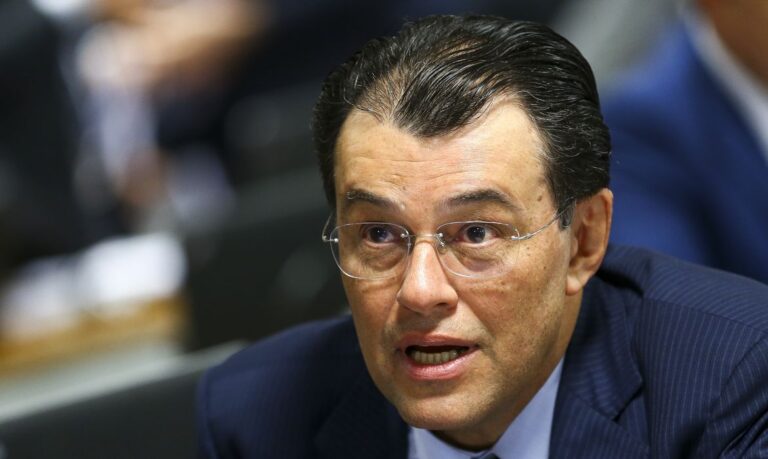 Eduardo Braga processa Wilson Lima, Ronaldo Tiradentes e mais 25 no TRE-AM