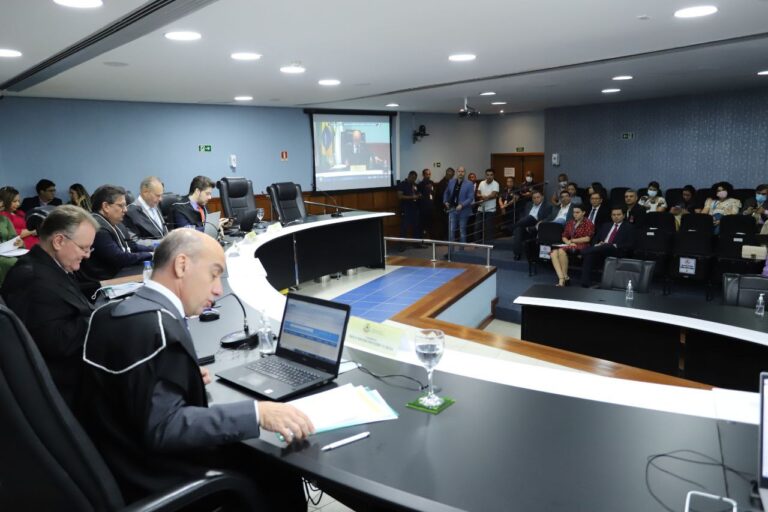 TCE-AM aprova com ressalvas contas de David Almeida