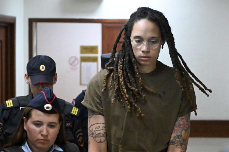 Estrela do basquete, Brittney Griner deixa prisão na Rússia